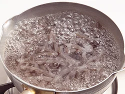 こんにゃくは熱湯でさっとゆでてアクを除く。ざるにあけて湯をきって使う。最近出回っているアク抜きタイプもゆでてから使うのがおすすめ。