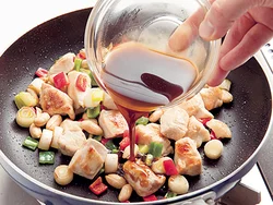 手早く炒め合わせて味をからめたいので、調味料は合わせておき一気に加える。