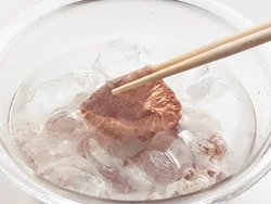 牛肉は熱湯でゆでて色が変わったらすぐに氷水につけ、熱が入りすぎてかたくなるのを防ぐ。