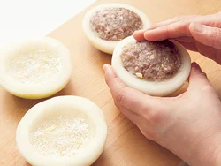 中をくりぬいた玉ねぎの内側には、ひき肉だねがくっつきやすいように小麦粉少々をまぶしてから、詰める。