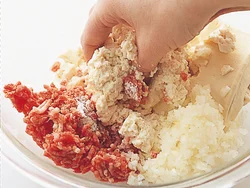 豆腐によってかさが増し、ふわっとした口当たりに。豆腐が、なめらかになるまでよく混ぜて。