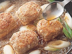 煮くずれしないように、味をしみこませるために、煮汁をすくって肉豆腐にかけながら煮る。