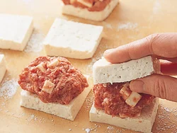 豆腐が、ひき肉のジューシーなうまみを閉じ込める。はさんだら、上下と側面を押さえて形を整えて。