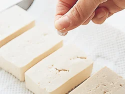 豆腐に塩をふってからペーパータオルで包むと、水きりと同時に豆腐に下味がつく。