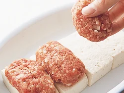 豆腐にのせることで肉がふっくら焼き上がる。ひき肉にケチャップを混ぜてメリハリのある味わいに。