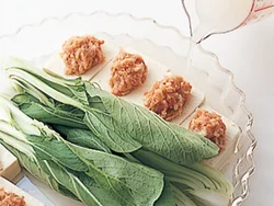 肉のせ豆腐は、ひき肉に火が通りにくいので、耐熱皿の両端に並べ、中華スープを加えて加熱する。