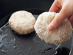 たねには火が通っているので、表面のパン粉をカリッと焼くだけ。焦げないように弱めの中火で。