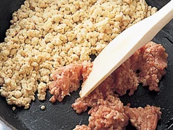 豆腐を炒め、水分をとばしたところにひき肉を加えると、豆腐が肉のうまみを吸っておいしくなる。