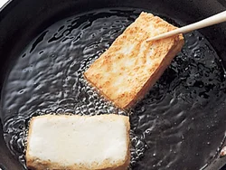 豆腐を揚げることで表面はこうばしく、中はふっくらとした厚揚げのようになる。