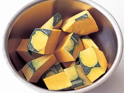 かぼちゃは少し大きめに切る。ちょうど煮くずれ始めるころに食べごろになる。やわらかくて牛乳ともなじみながら、かぼちゃの形も少し残るくらいのスープに。