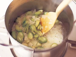 そら豆は下ゆでせずに、薄皮をむいたらそのまま玉ねぎと一緒にバターで炒める。そら豆の香りがバターとなじんで、濃厚な風味になる。