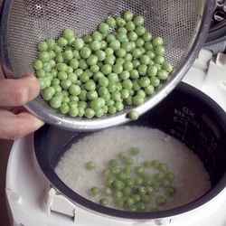 グリーンピースは別に下煮するのではなく、生のまま、米と同時に炊飯器に入れて炊く。こうすると、豆の甘みや風味がご飯となじみ、食感もホクッとして、豆のおいしさが際立つ炊き込みご飯になる。