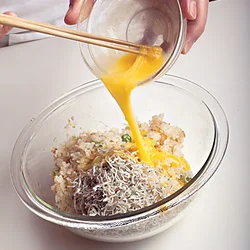 ご飯に溶き卵を混ぜ合わせておくと、炒めたときにご飯どうしがくっつかず、簡単に、パラリとしたチャーハンができる。