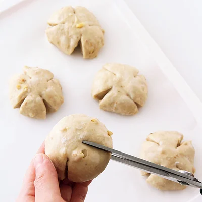 パン生地コースとは、自分で好きな形のパンを作れるコース。材料をセットしてから約1時間で、成形前の生地作りまで完了してくれます。<br><br>
成形せずにそのまま1斤焼き上げる場合は、以下の工程を変更して、上記を参照しながら作る。<br>
●バナナは生地用の70g分だけ使用。飾りはなし。<br>
●作り方１で、卵1個を溶きほぐしたら、大さじ1分は取り分けず、牛乳と合わせて130gにする。<br>
●作り方２で、＂ドライイースト＂、＂食パン＂、＂具材の投入あり＂のコースを選び、スタートボタンを押す。<br>
●作り方３で、くるみを投入したら、そのまま焼き上げる。<br><br>
ここでは、パナソニックのホームベーカリーを使用しています。付属品名称、取り扱いは、機種によって多少異なります。取扱説明書に従って操作してください。
