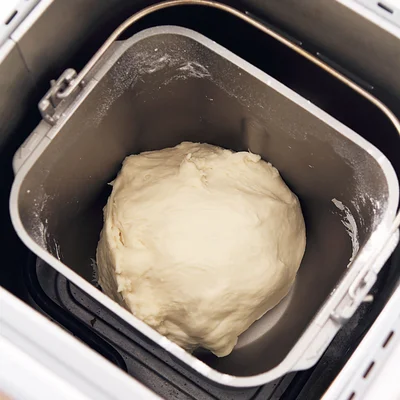 ピザ生地コースとは、ピザ生地を作るための専用コース。材料をセットしてから約45分で、成形前の生地作りまで完了してくれます。
基本の生地は、冷凍保存できる。作り方４まで作った生地をラップに包み、冷凍庫に入れて約10日間保存可能。自然解凍をしてから成形する。冷凍保存に比べ発酵が進みやすい冷蔵保存は避けて。
ここでは、パナソニックのホームベーカリーを使用しています。付属品名称、取り扱いは、機種によって多少異なります。取扱説明書に従って操作してください。