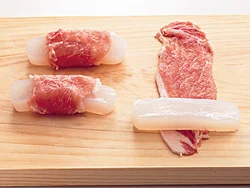 豚肉は縦に広げ、手前にこんにゃくを置いてくるくると巻く。フライパンで焼くときは、巻き終わりを下にして入れると、くずれにくい。