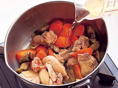 とり肉と野菜を炒めてから煮汁を加えることで、火が通りにくい根菜も早く火が通る。