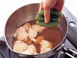 スナップえんどうを加えるときは、とり肉を端に寄せてあいたところに入れると、煮汁がまわりやすい。
