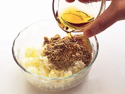 ねぎ、ごま、ごま油をたっぷり使うことで風味豊かなねぎ塩だれになる。