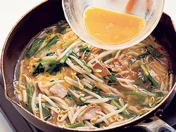 水溶き片栗粉でとろみをつけてから卵を加えるとふんわりする。