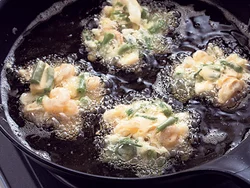 両面にこんがり揚げ色がつくまで揚げ焼きにする。くっつかないように離して入れて。