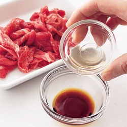 肉の下味にも酢を加え、もみ込んでおき、肉全体に含ませる