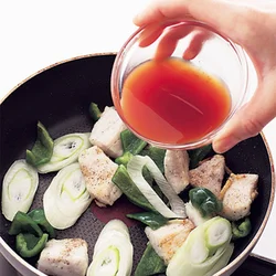 具材に軽く火を通して甘酢を加え、汁けをとばしながら火を通す