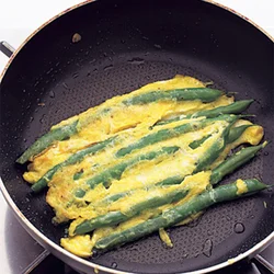 卵液がいんげんのつな ぎに。両面しっかり焼きつけて火を通す。