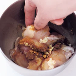 カレー粉やにんにくを肉にもみ込んで、しっかり味をつける