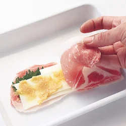 青じそとみそを肉でサンドし、しっかり揚げて火を通す
