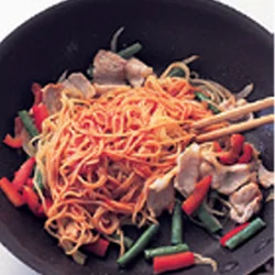 合わせ調味料を麺にからませるように、水分をとばしながら炒める。