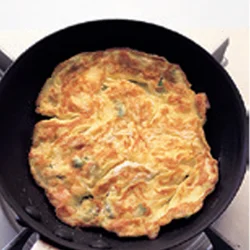 オープンオムレツは両面に焼き色がつくくらいしっかり焼く。