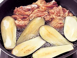 多めの油で皮目から揚げ焼きにすると、なすの紺色がきれいに出る。