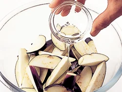 なすは油をからめてレンジ加熱してから炒めると、油を吸収しすぎない。