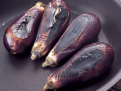 フライパンに入れてふたをし、時々転がし、皮を焦がして蒸し焼きにする。