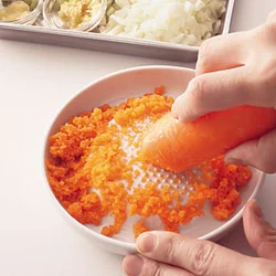 にんじん、にんにく、しょうがはすりおろして、あとは粗みじん切りで手軽に。