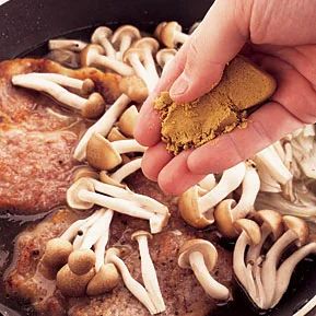 手でくずし入れるタイプのカレールウを使えば、野菜を炒めたあと直接入れてＯＫ！ 分量の熱湯はあとから加えて。