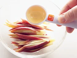みょうがは酢であえておくと、加熱したときに鮮やかな色に。酢が味のアクセントにも。