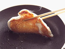 とり肉は皮目を下にしてじっくり焼き、こんがりパリッとさせてから返す。