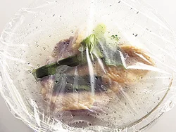 とり肉は蒸し汁につけたまま余熱で蒸らすとパサつかず、しっとり仕上がる。