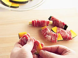 肉と野菜を密着させ、巻き終わりがはがれないように軽く握る。