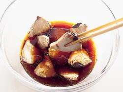 素揚げしたかつおは熱いうちにポン酢じょうゆに漬け、味をなじませる。粗熱がとれたら、そのまま冷蔵庫で冷やしても。