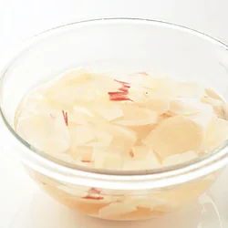 薄切りにしてから水にさらす。辛みが気になるようであれば、少し長めに水にさらして。