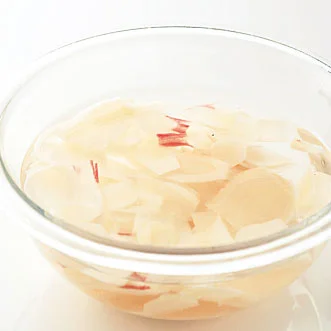 薄切りにしてから水にさらす。辛みが気になるようであれば、少し長めに水にさらして。