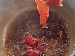 牛肉は火を通しすぎるとかたくなるので、汁が煮立ったところに加えてさっと煮からめる。