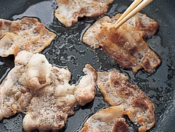 豚肉をカリッと焼くことで風味とコクが増す。肉の脂は冷えると固まるので、ペーパータオルにのせて脂をきる。