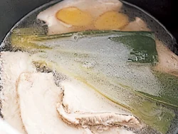 豚肉と香味野菜をゆで、肉のうまみが出たゆで汁はつゆに、豚肉はチャーシューにする。