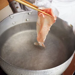 豚肉は、沸騰した湯に入れるのではなく、鍋底から小さな泡が立つくらいの低めの温度の湯に30秒ほどくぐらせて火を通す。こうすると、豚肉のうまみを損なうことなく、やわらかい食感にゆでることができる。