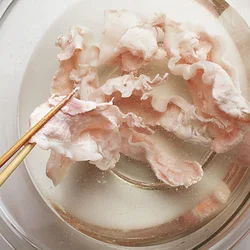 ゆでた豚肉は、氷水ではなく水にとって熱をとる。氷水につけると豚肉の脂が固まって口当たりが悪くなるので、水にとり、さめたらすぐ取り出して水をきる。
