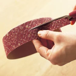 紙のスポンジケーキ型ははさみで高さを半分に切ると、パイ型と同じように使える。